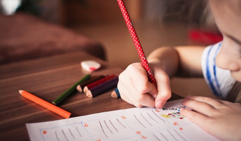 Kinderen mogen vanaf 11 mei weer naar de basisschool. De middelbare scholen blijven nog tot de Pinksteren gesloten.