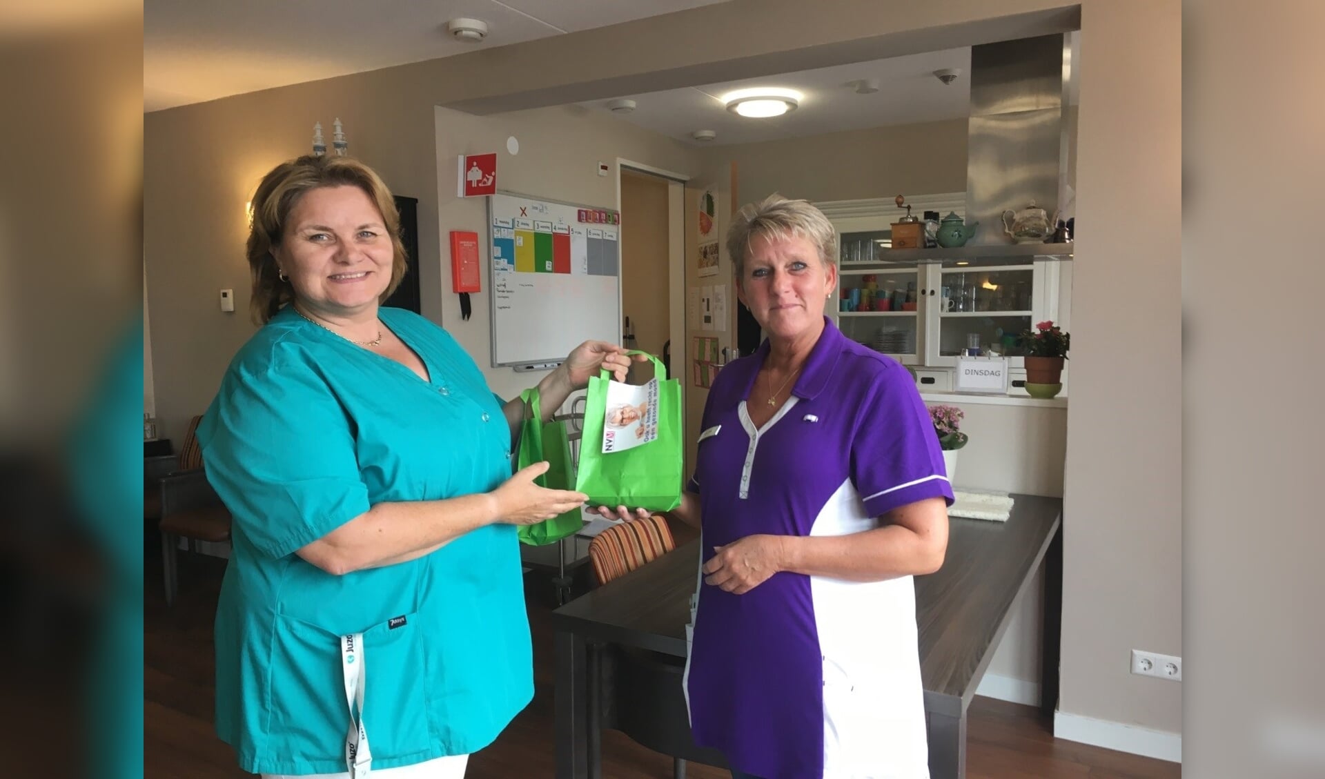 De verpleegkundigen ontvangen extra mondzorgpakketjes van de mondhygiëniste van praktijk Diana van Staden. | Foto: pr. 