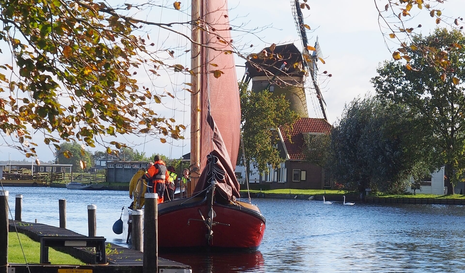 De schepen brengen de lading Friese mest naar Warmond en nemen bloemenbollen mee terug. | Foto: pr./Henk Keijzer