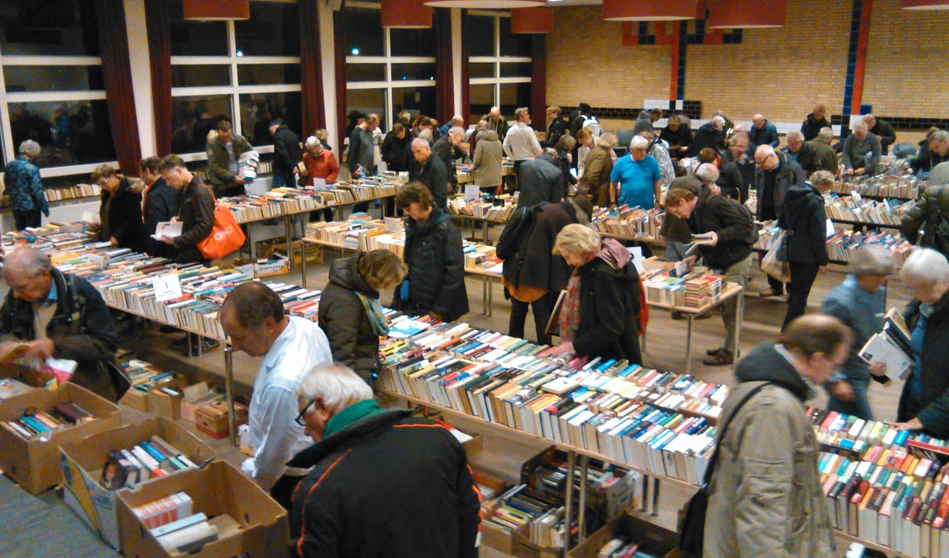 De boekenmarkt is elke twee jaar zeer druk bezocht.