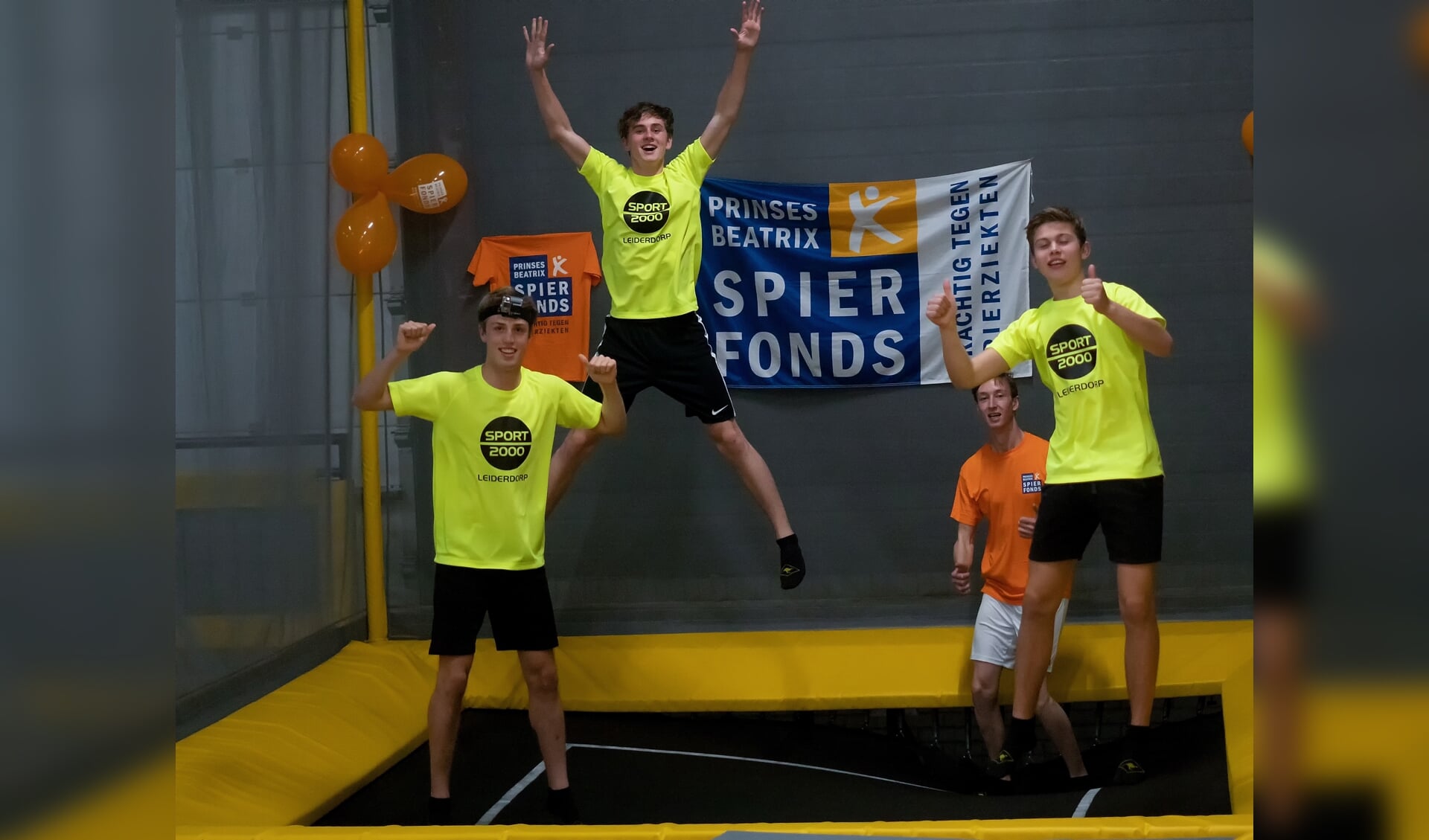 Jesse van Vliet, Kasper Berkhout, Erwin van der Windt en Rik Falhaber hielden 24 uur lang een trampoline in beweging. 