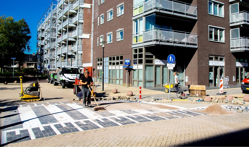 Vanmiddag werd de laatste hand gelegd aan de oversteekplaats van de Laan van Berendrecht naar winkelcentrum Santhorst.