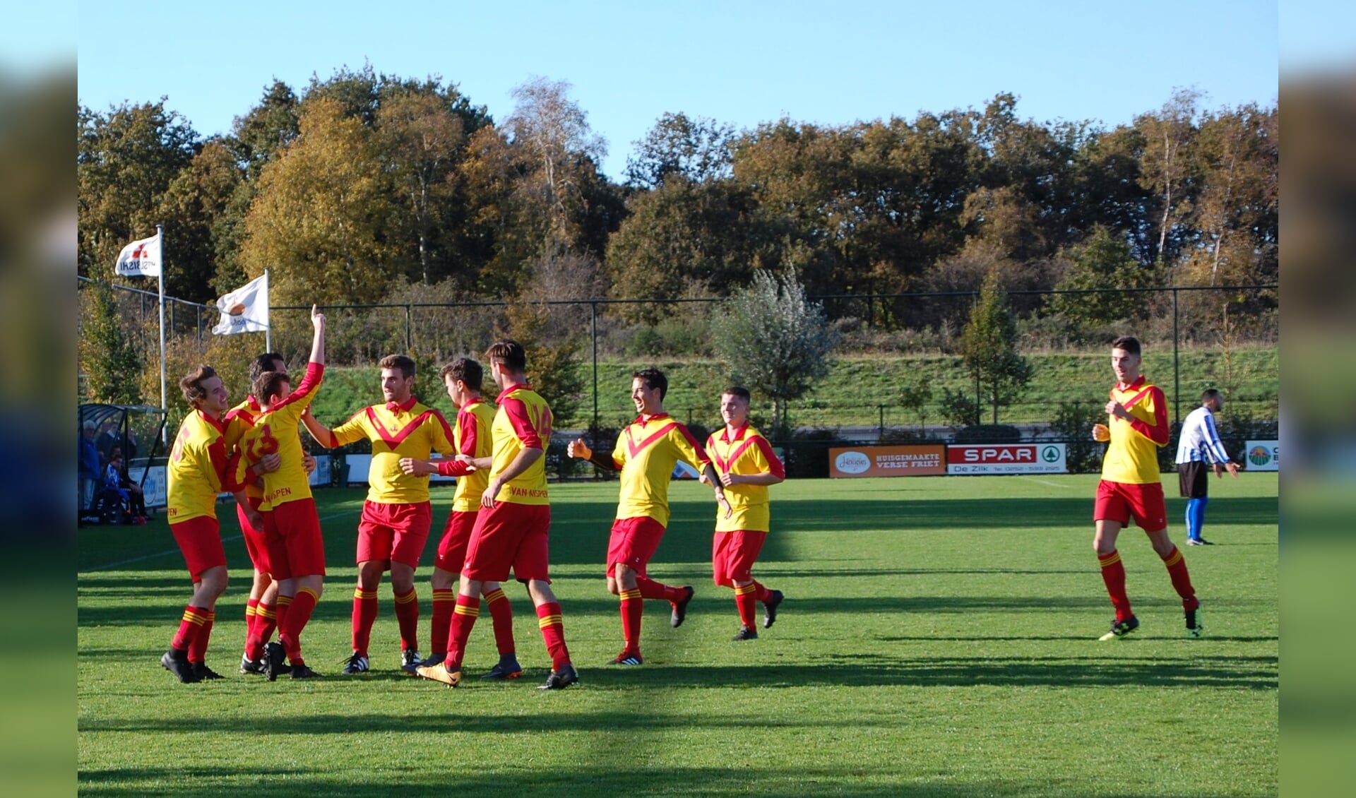 De mannen van Schulpzand vieren de 1-0 van Ted Duivenvoorde.| Foto: Trudy van den Berg