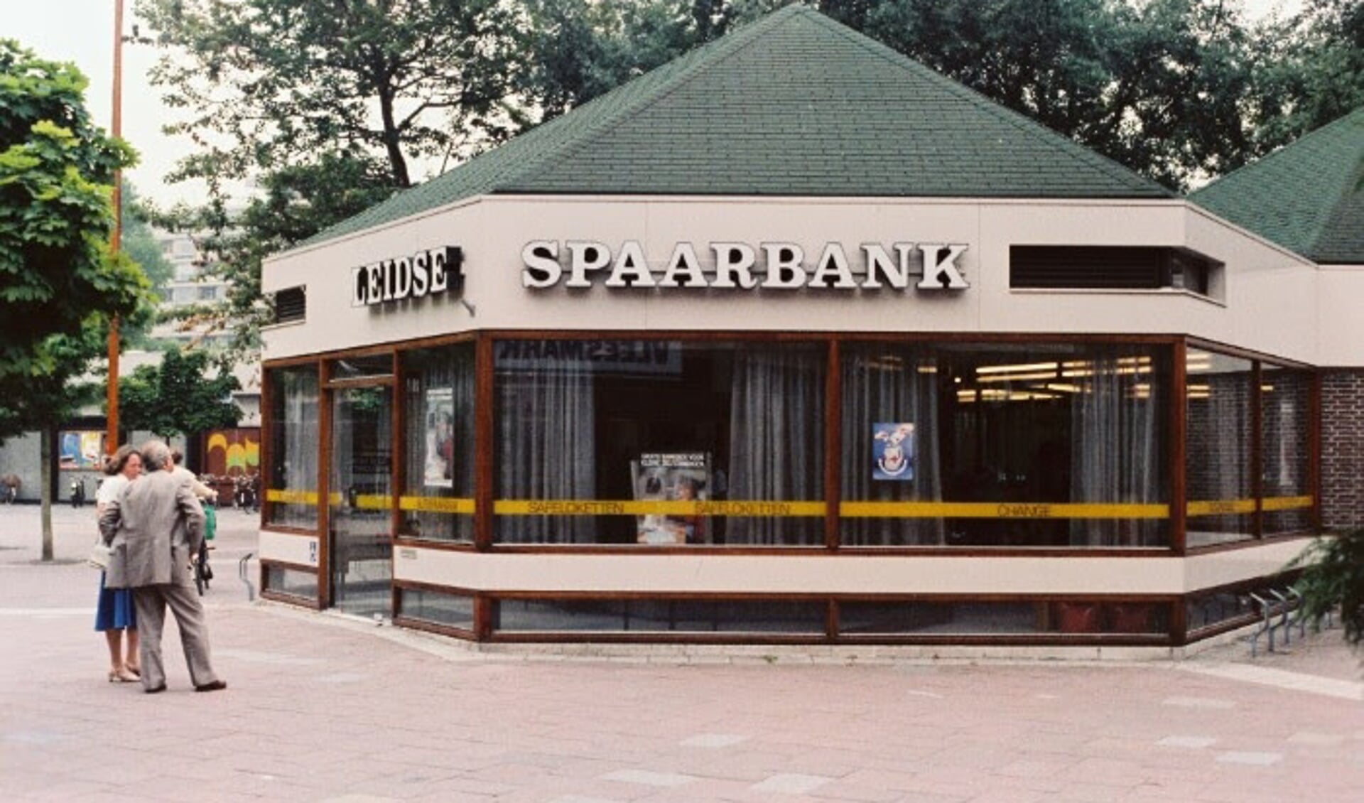 De Leidse Spaarbank op het Bevrijdingsplein. 