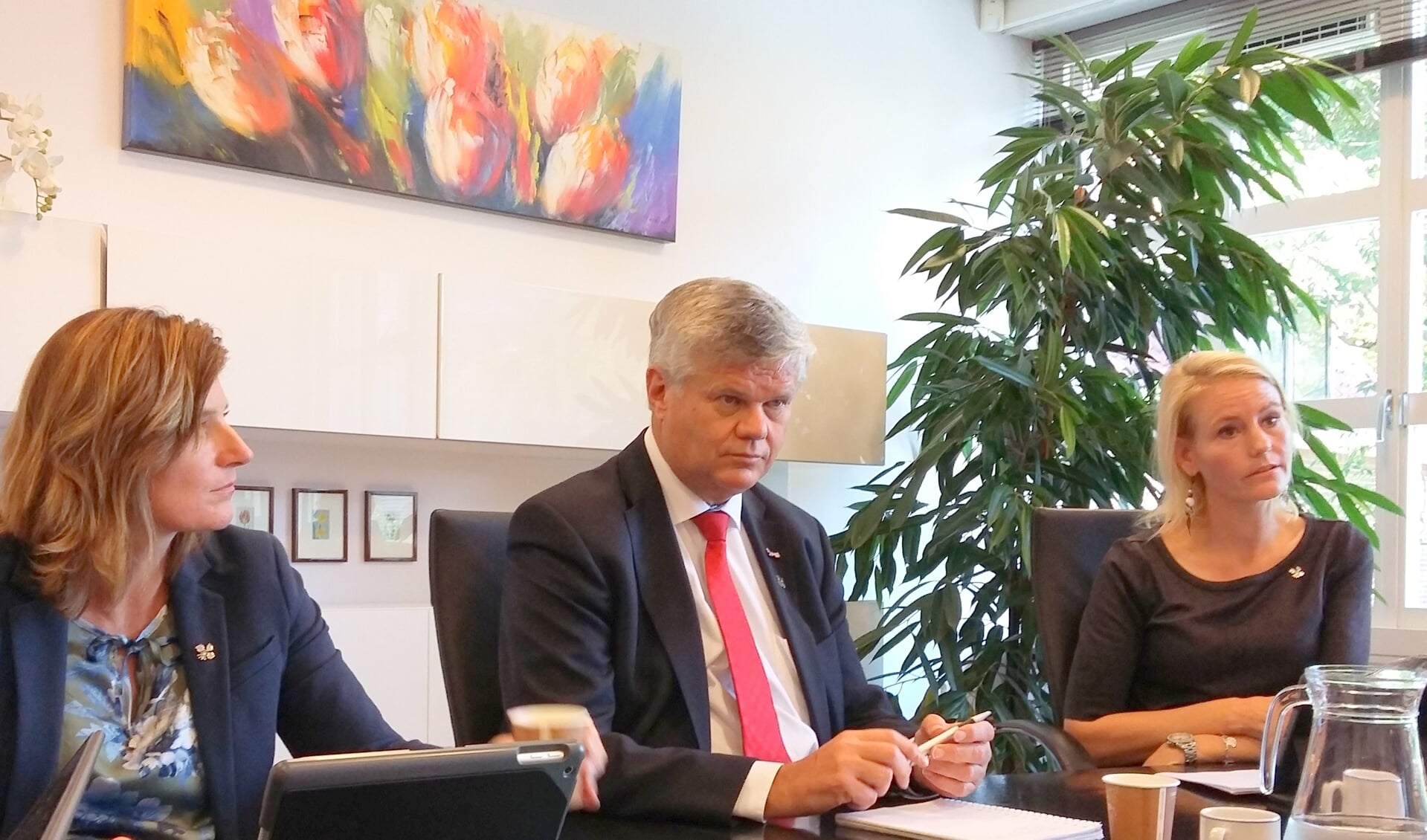 De wethouders Jolanda Langeveld, Kees van der Zwet en Jeanet van der Laan bij het presenteren van de begroting.