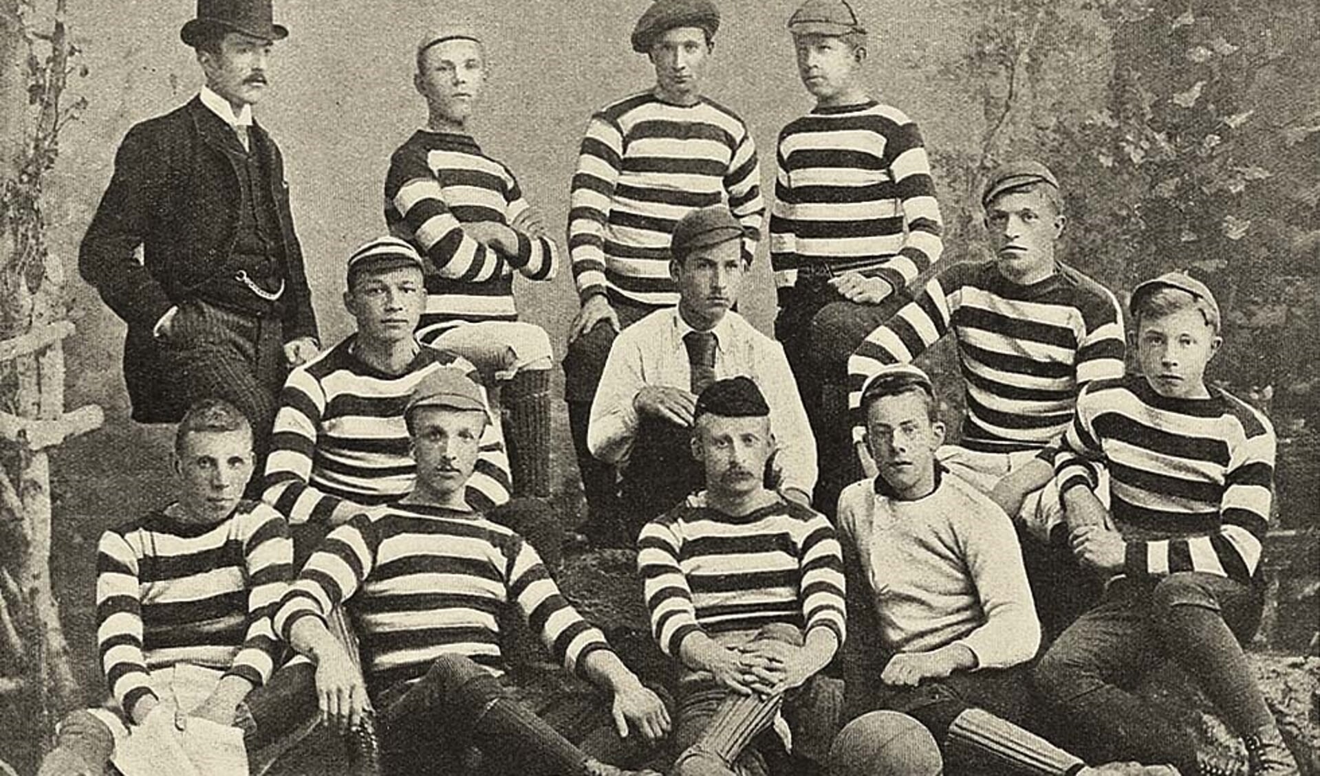 Teamfoto van de Haarlemsche Football Club uit 1887. | Bron: Wikipedia