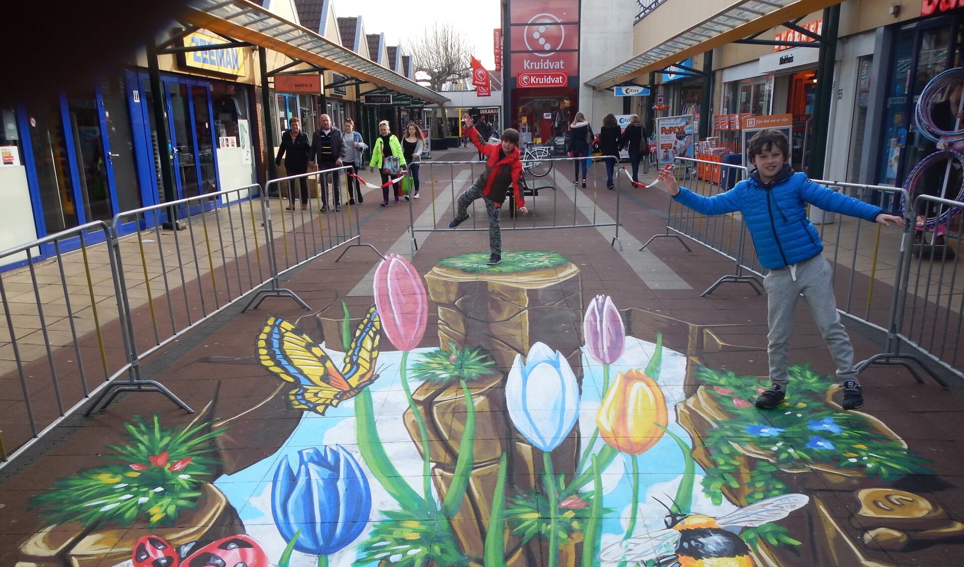 De 3D-streetarttekeningen in Blokhuis trokken op een positieve de manier de aandacht, iets waar de stichting zich voor inzet.