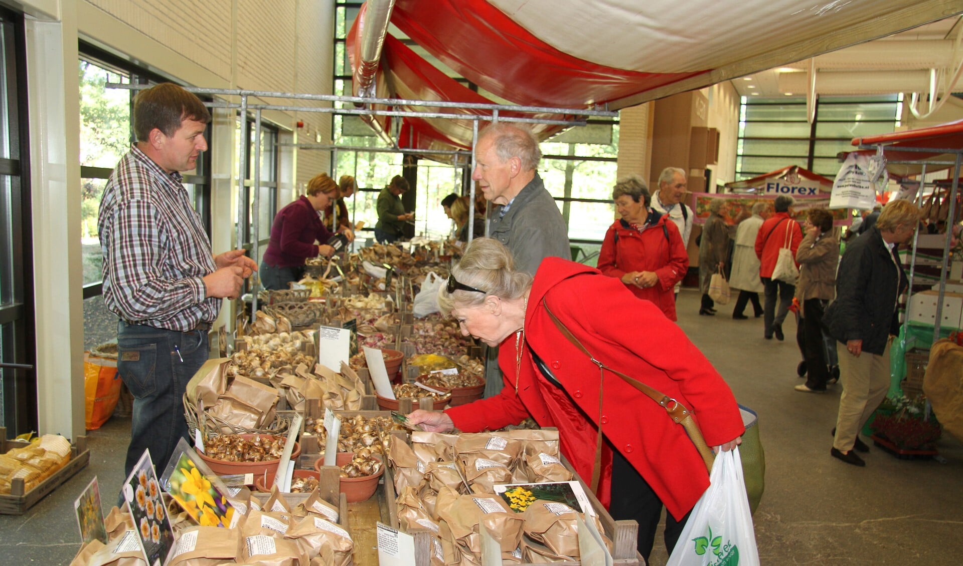 De jaarlijkse bloembollenmarkt bij Keukenhof is een walhalla voor de liefhebber, waar veel bijzondere soorten te vinden zijn. 