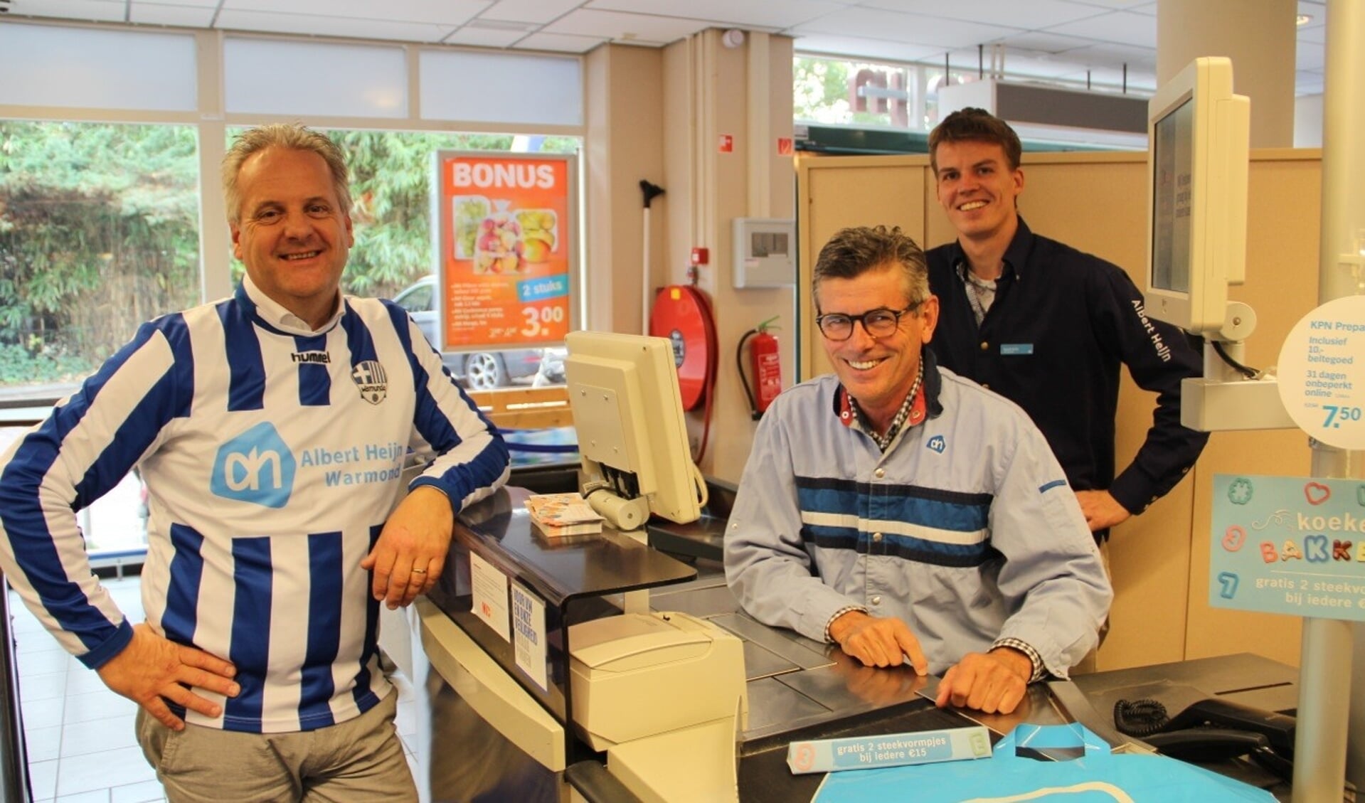Hans Oudshoorn (l) verlengt voor drie jaar het sponsorcontract met Warmunda. Voorzitter Matthieu van Winsen (m) is daar maar wat blij mee. | Foto: pr.