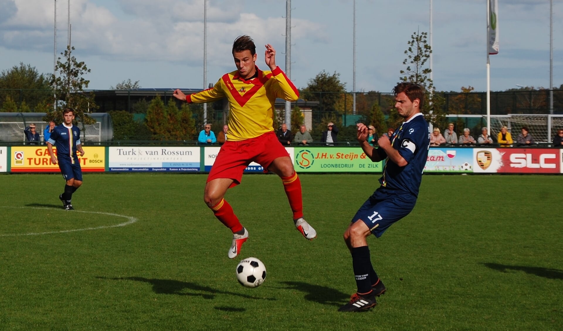 Dick Verhoeven was sterk aan de bal en bereidde de 1-0 van Jeffrey van der Geest voor. | Foto: Trudy van den Berg