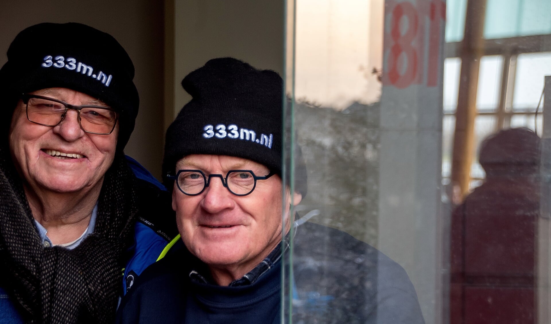 Oud-voorzitter Gert Hogervorst (links) en voorzitter John de Lange van de VIJL riepen tijdens de ijsperiode in maart via hun mutsen op om bij te dragen aan een ijsbaan van 333 meter. 