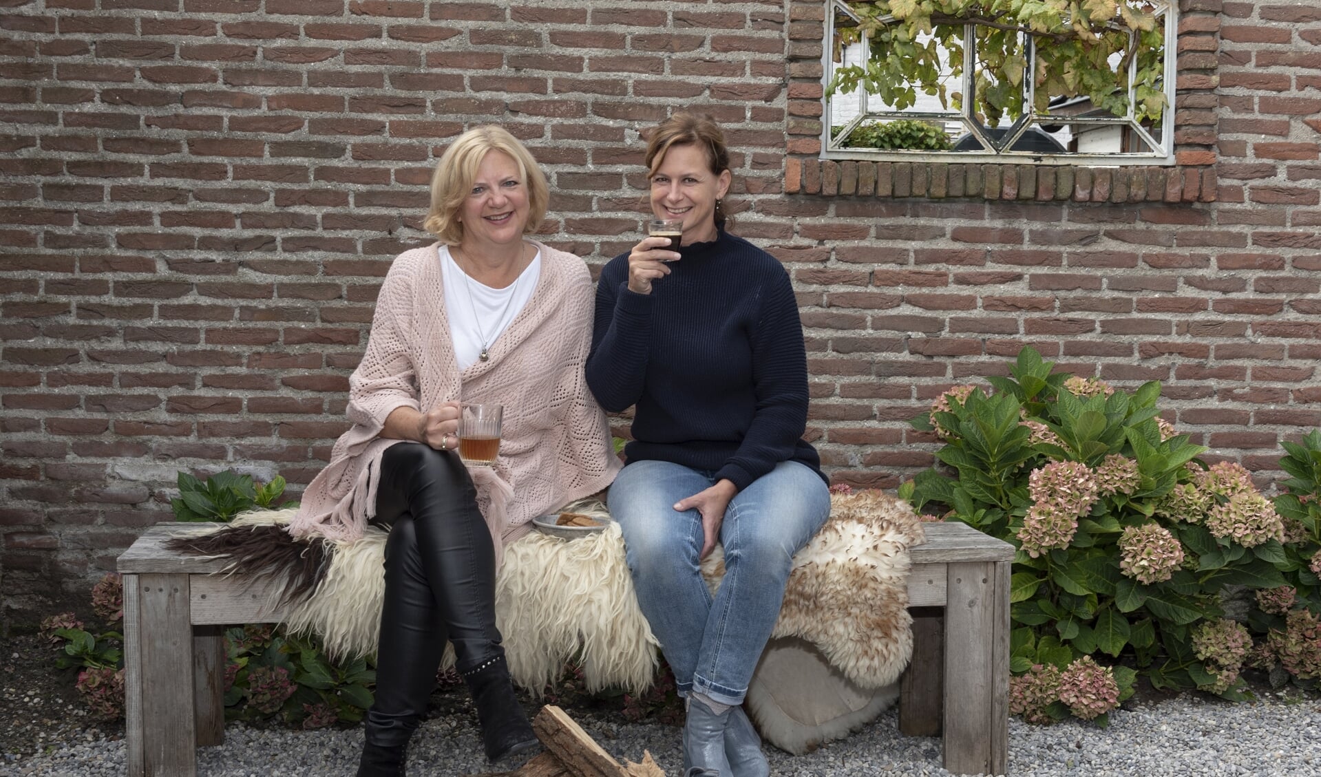 Jacqueline Eenens (l) en Jacqueline van Heteren organiseren de herfsteditie van het Boezemcafé voor vrouwen die geraakt zijn door borstkanker.  