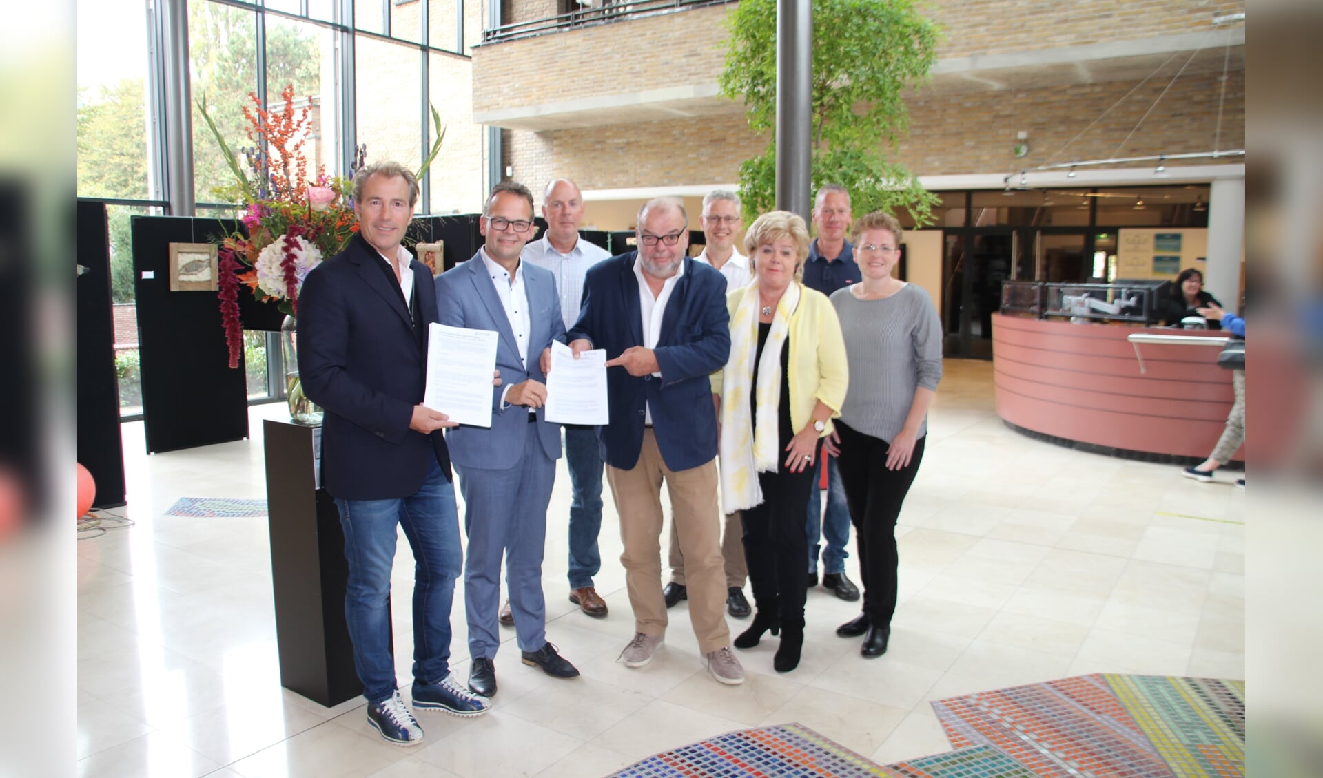 Drie partijen zetten tijdens de officiële bijeenkomst hun handtekening. | Foto Elske van der Valk.