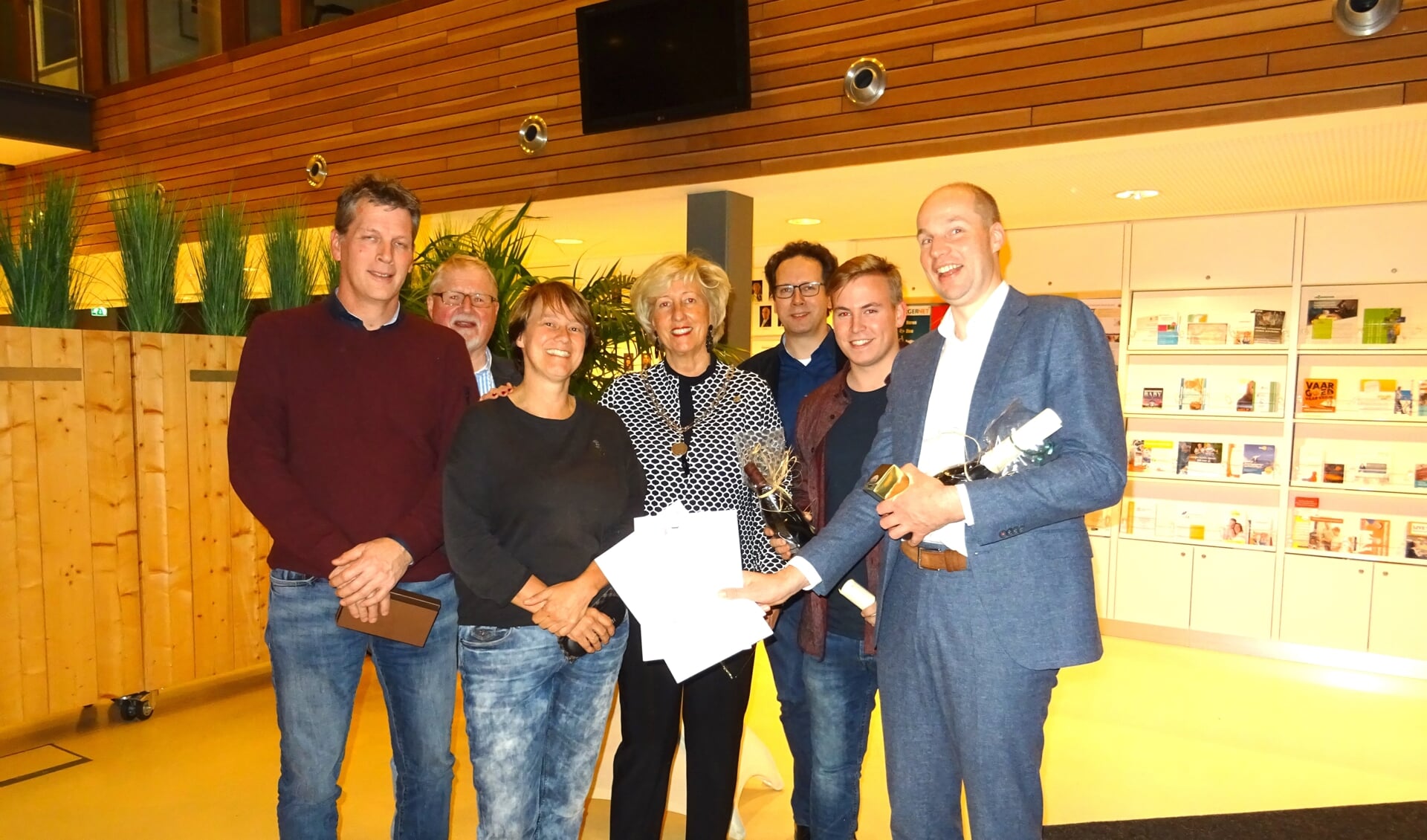 Het winnende team met v.l.n.r. Jeroen Hendriks (ook individueel winnaar in de categorie Leiderdorpers), Albert Dop, Joost Kuggeleijn, Jurriaan van Duijn en Bas Warmenhoven, samen met dictee-opsteller Tanneke Schoonheim en burgemeester Laila Driessen.
