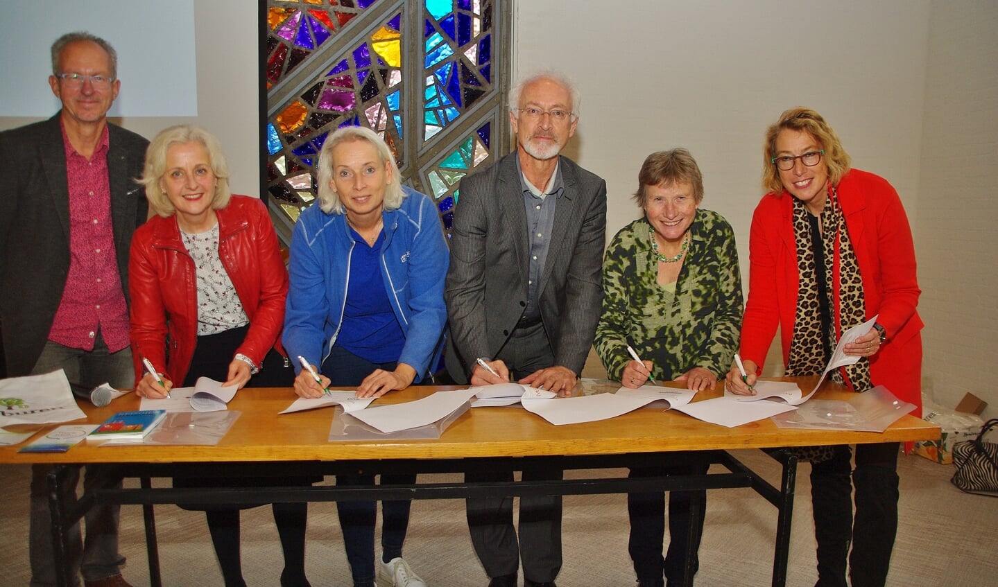 De welzijns- en zorgorganisaties in Oegstgeest tekenden tijdens de bijeenkomst de intentieverklaring waarbij zij het project Ken je Buren ondersteunen.