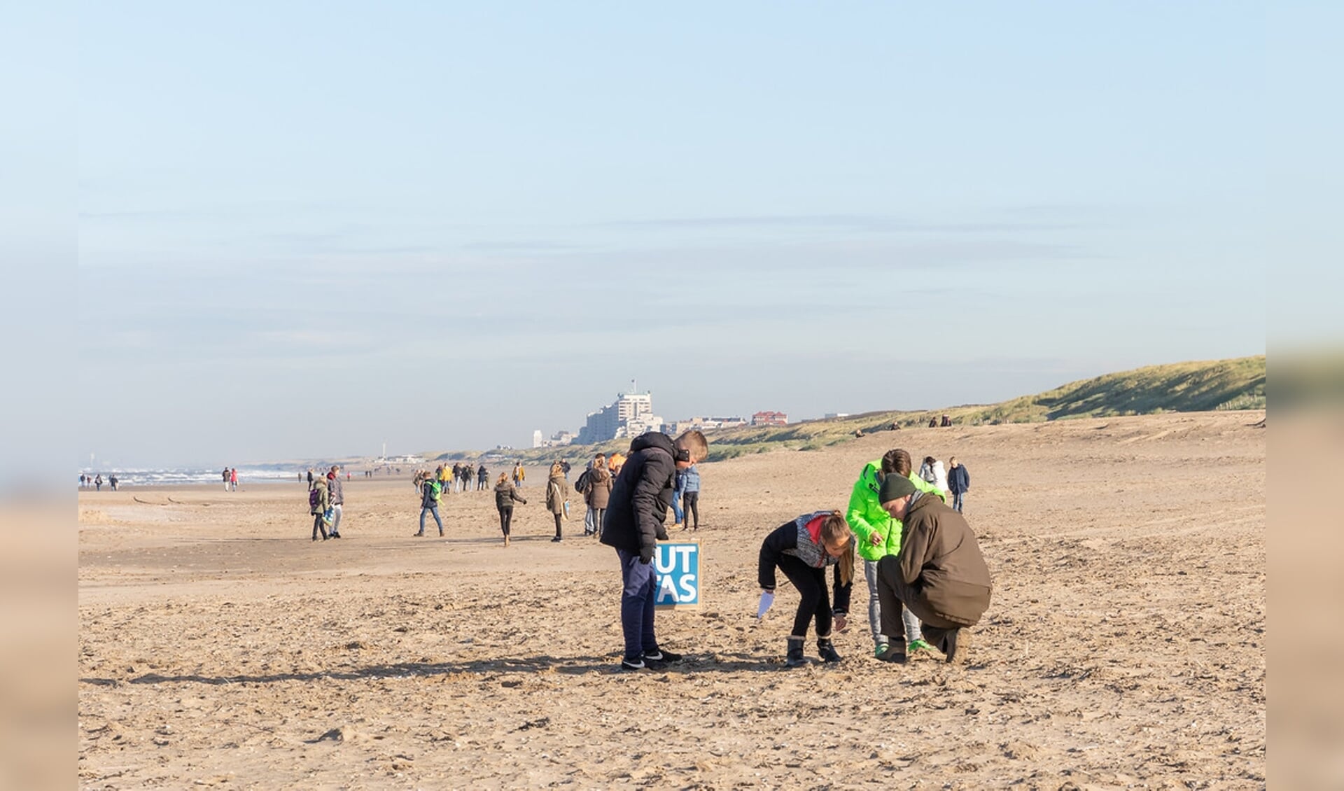Leerlingen jutten op het Katwijkse noordstrand naar plastic.  