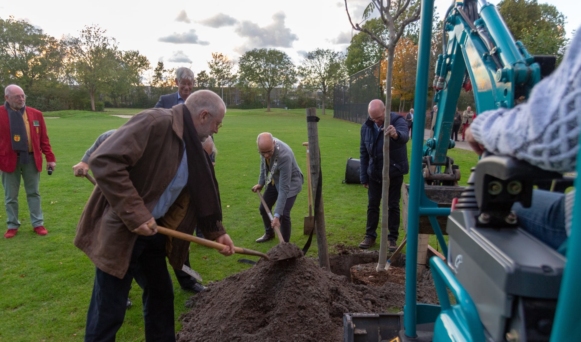 Burgemeester Emile Jaensch plant eerste boom. | Foto Wil van Elk