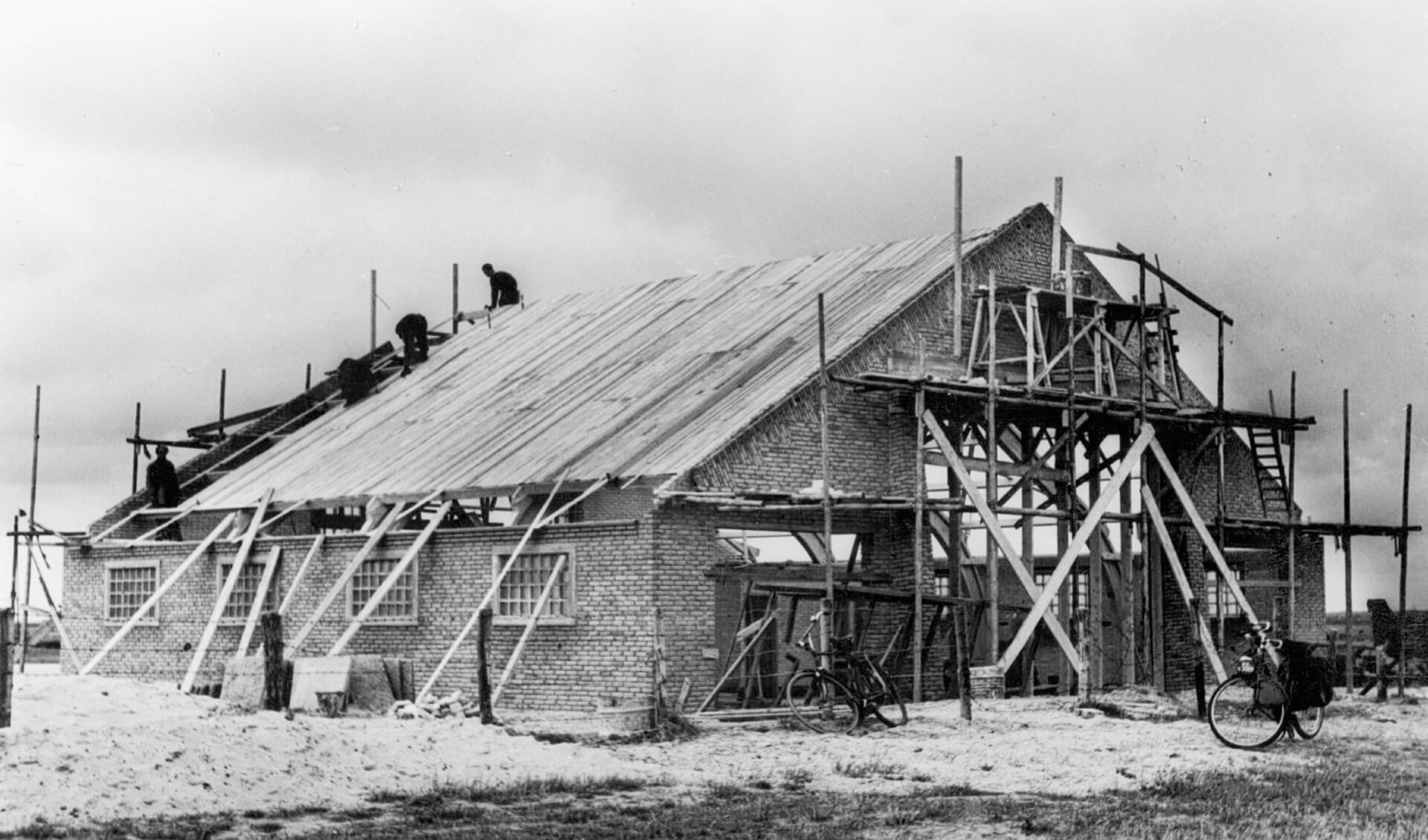 Het boothuis aan de Rijnmond in aanbouw in 1951. 