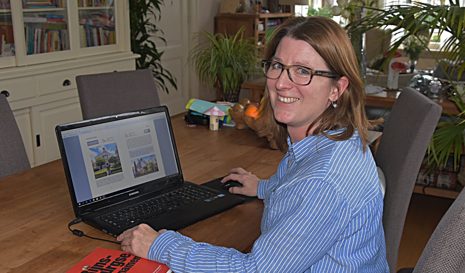 Agnes Korebrits-Van Egmond laat op haar computer wat bladzijden uit haar nieuwe boek zien.