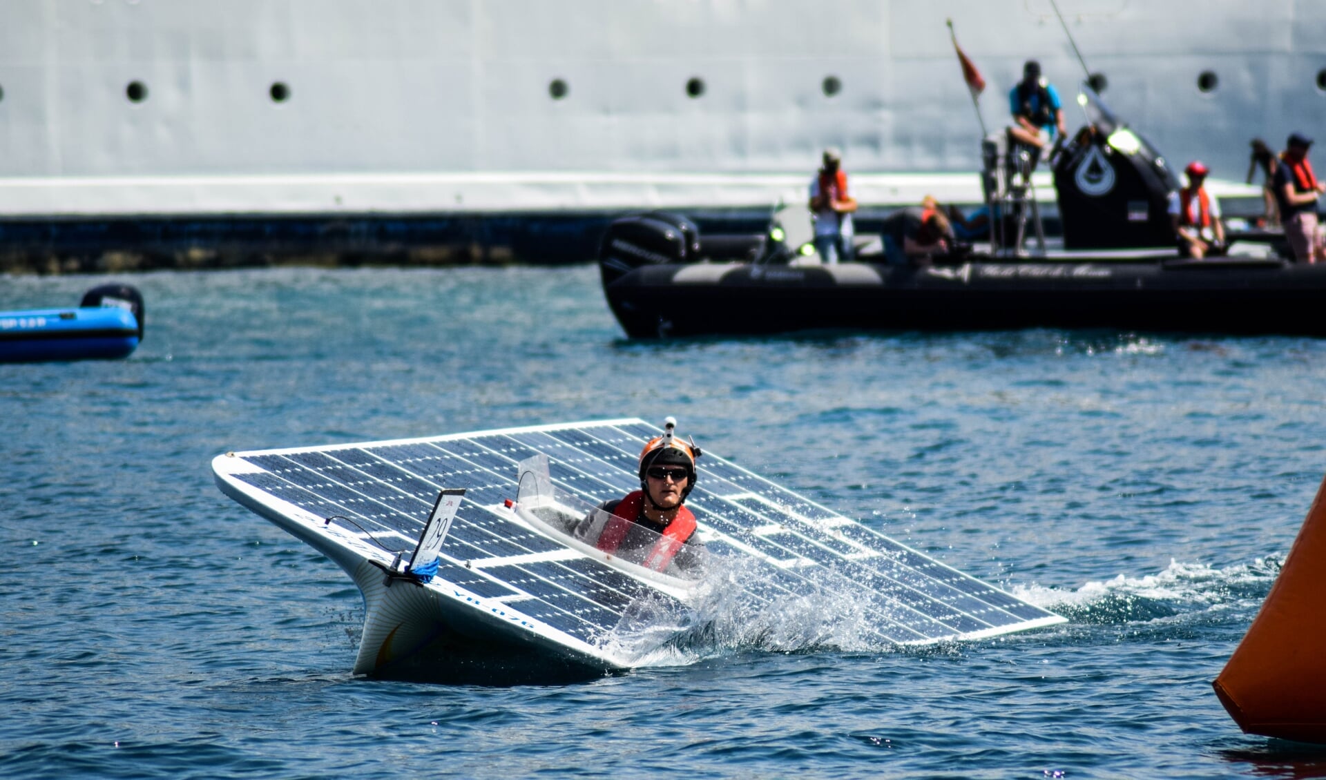 De TU Delft Solar Boat 2018 tijdens de race in Monaco in juli 2018. Inzet: Casper van der Horst. | Foto's: PR