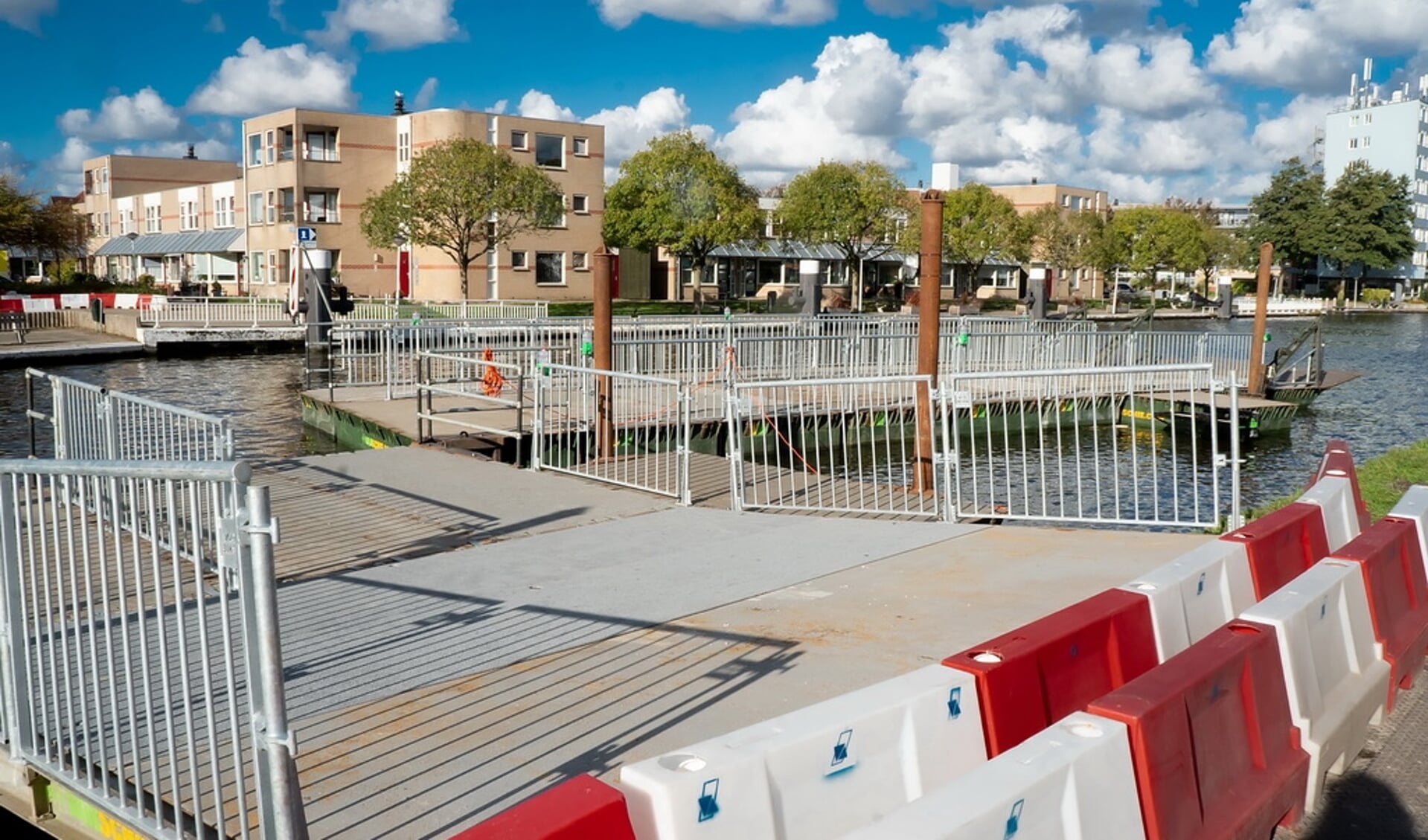 De onderdelen van de tijdelijke pontonbrug liggen klaar. 