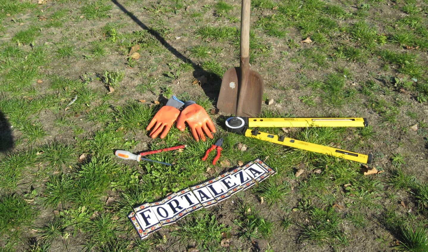 Wat de initiatiefnemers betreft mag de schop nu al de grond in op het grasveld waar voorheen de Ireneschool stond.| Foto: Jos van den Burg