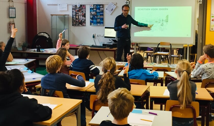 Architect Reimar von Meding geeft les aan de Prima_Plusgroep van de Leiderdorpse PCOB scholen.    