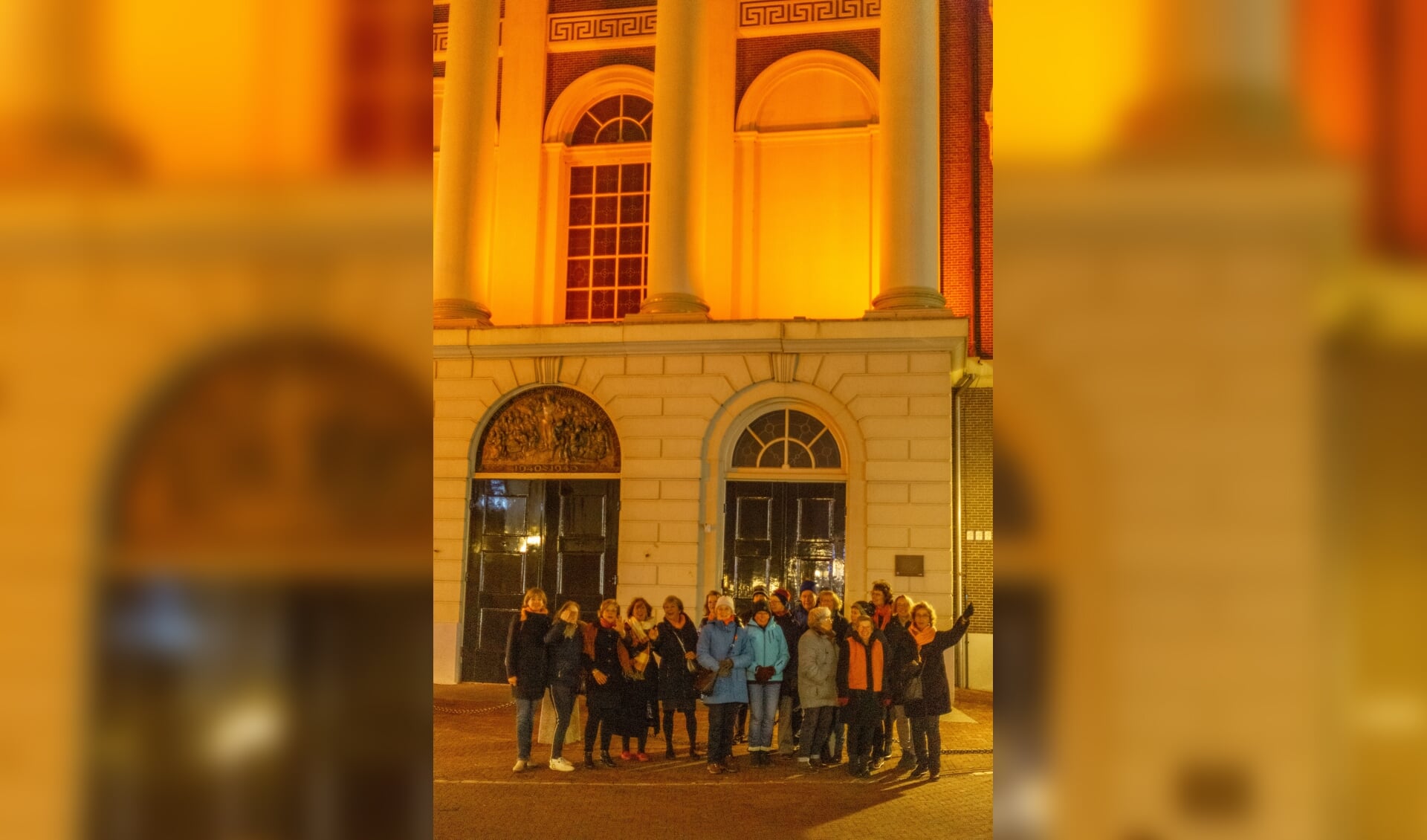 Wethouder Marleen Damen (geheel links) gaf het sein om de Hartebrugkerk (of Coelikerk) in het oranje licht te zetten. Dat gebeurde in aanwezigheid van leden van Zonta aan de Leden, de twee Leidse Soroptimistclubs, Feminist Evolution Leiden en het Vrouwennetwerk Leiden. 