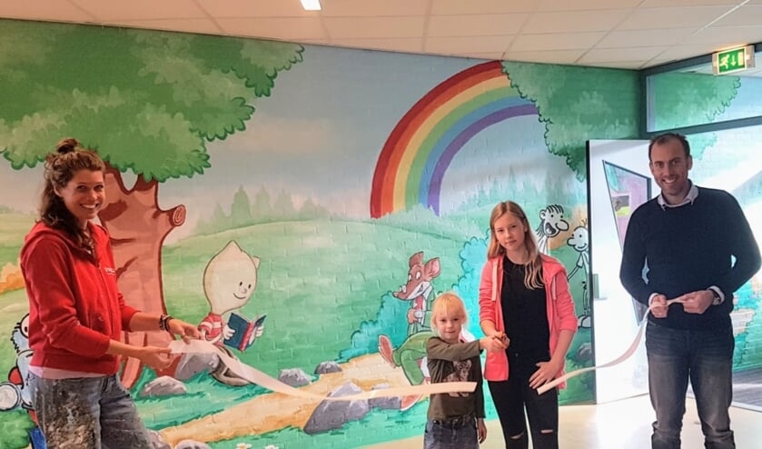 Robin Slagter uit groep 8B en Daisy Overdevest uit groep 3 knippen symbolisch het lint door, in het bijzijn van Marleen Dijkdrent en Jeroen Stout. | Foto: pr.