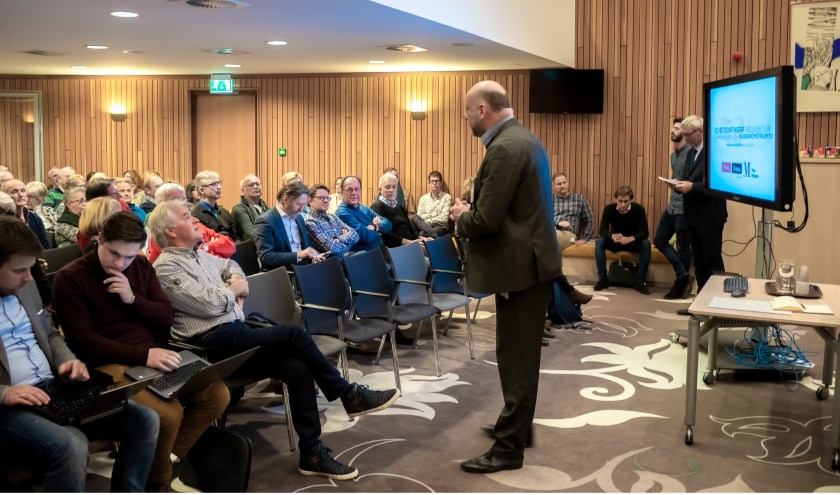 Voorzitter Hugo Langenberg (LPL) van de informatieavond verwelkomt de bezoekers.