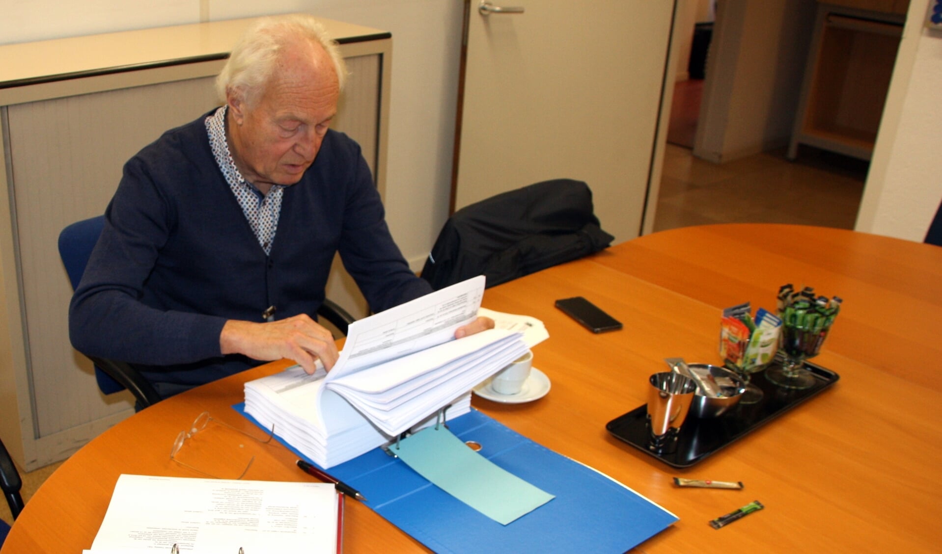 Voorzitter Hans Stol van PIN verdiept zich in de talloze besluiten, die hij alleen via een WOB-verzoek mocht inzien. | Foto: Wim Siemerink