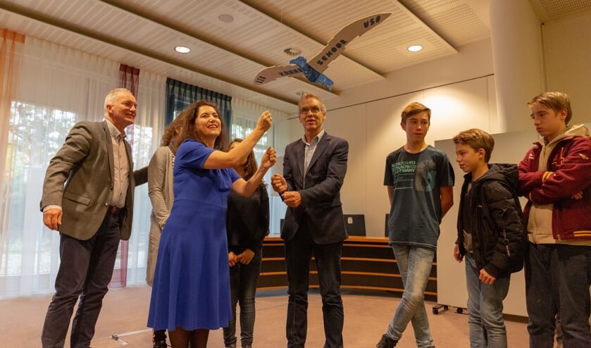 Wethouder Huri Sahin opent in het gemeentehuis de expositie van de Leo Kannerschool. | Foto Wil van Elk