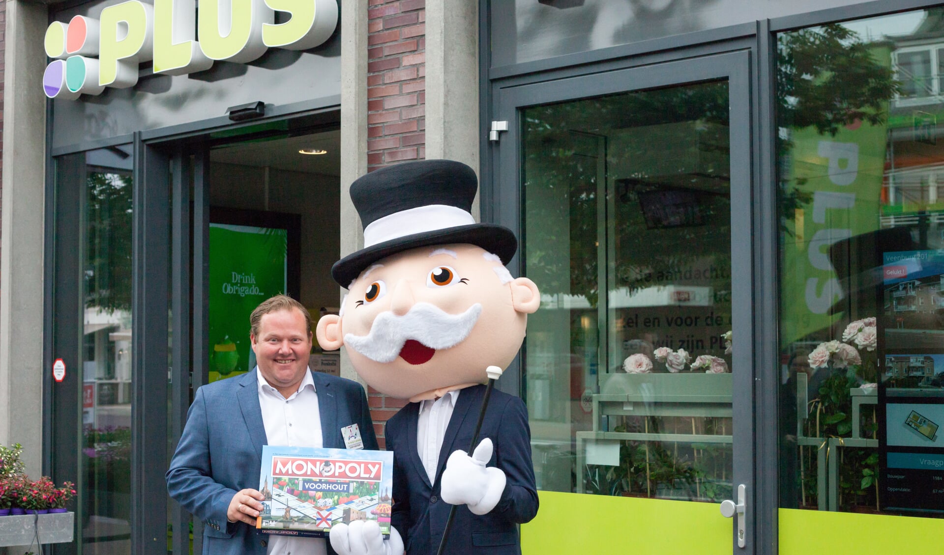 Joop van Dijk krijgt de symbolische editie Monopoly Voorhout overhandigd. | Foto: pr.