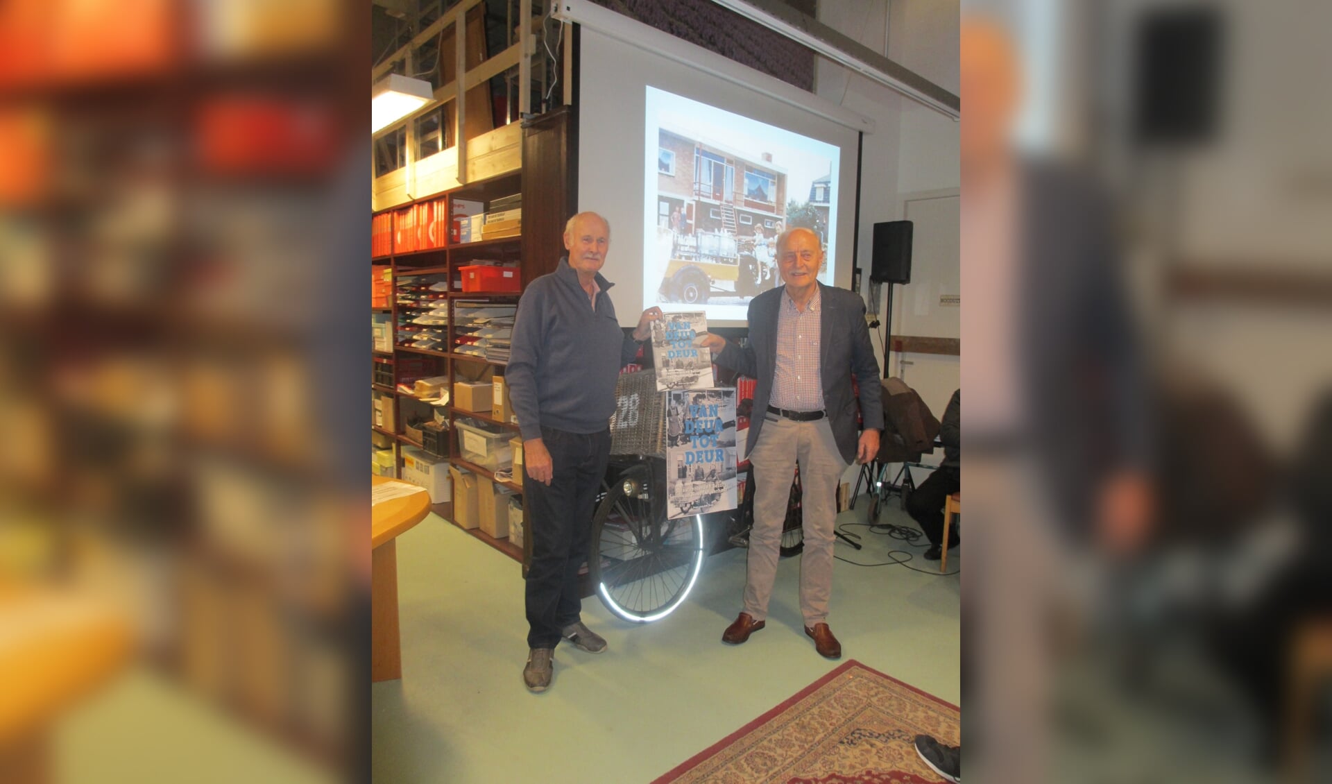 Peter vd Burg (l) overhandigt het eerst exemplaar aan Piet Warmerdam 'de melkboer uit de Kerkstraat'. | Foto: pr 