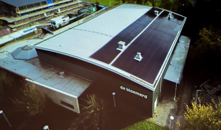 Op het dak van sporthal De Bloemerd liggen ze al. GroenLinks wil dat ook op alle andere gemeentelijke gebouwen zonnepanelen komen.
