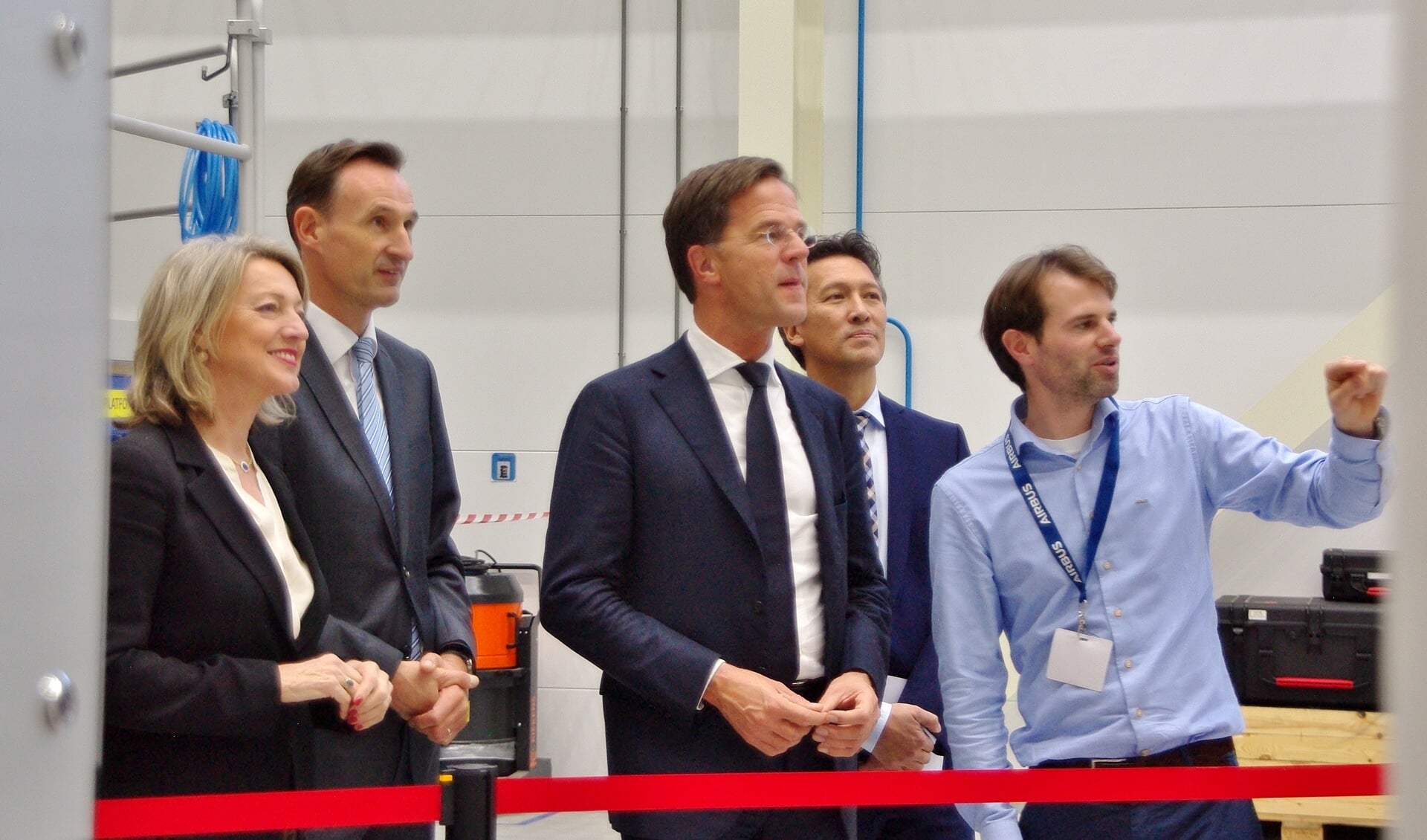 Voordat hij de openingshandeling verrichtte, kreeg minister-president Mark Rutte een rondleiding door Airbus Oegstgeest. | Foto Willemien Timmers