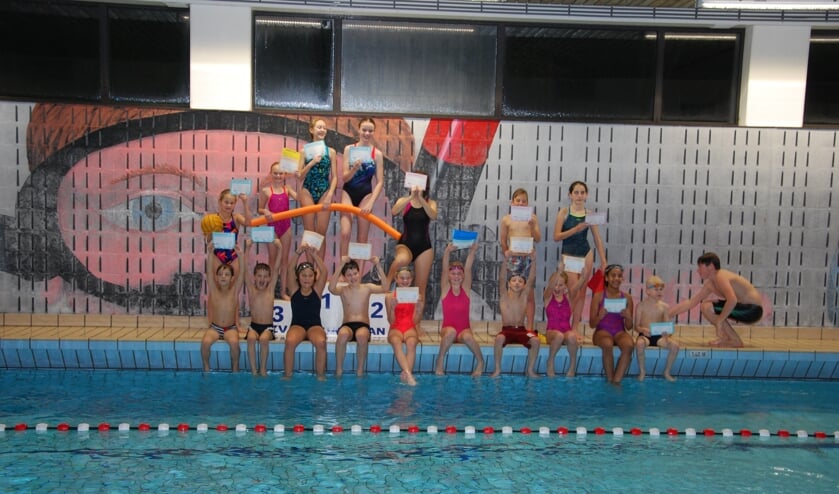 De afzwemmers van zwemvaardigheid met hun diploma. | Foto: pr.  