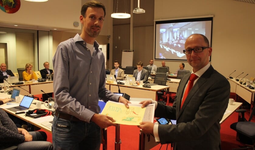Bewoner Tibboel biedt voorzitter Nederstigt de handtekeningen aan. | Foto: NK