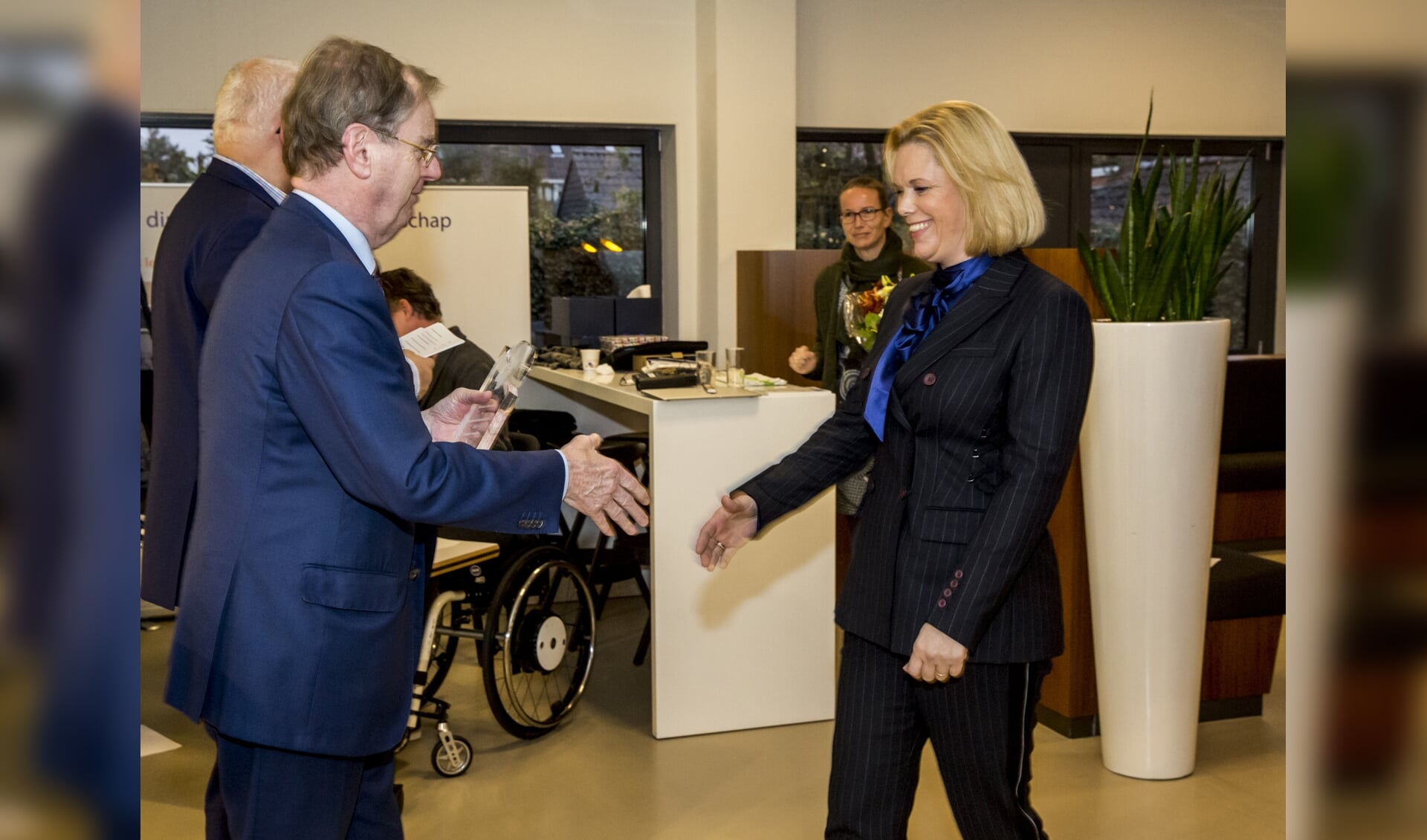 Yvonne van der Hulst neemt de prijs in ontvangst uit handen van voorzitter Bernard Wientjes. | Foto: pr.
