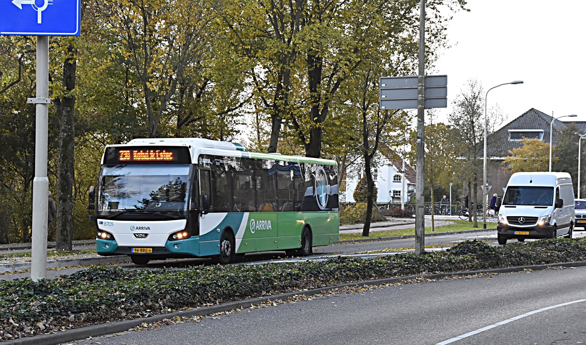 De bushalte komt iets verder en het invoegen wordt anders. | Foto en tekst: Piet van Kampen