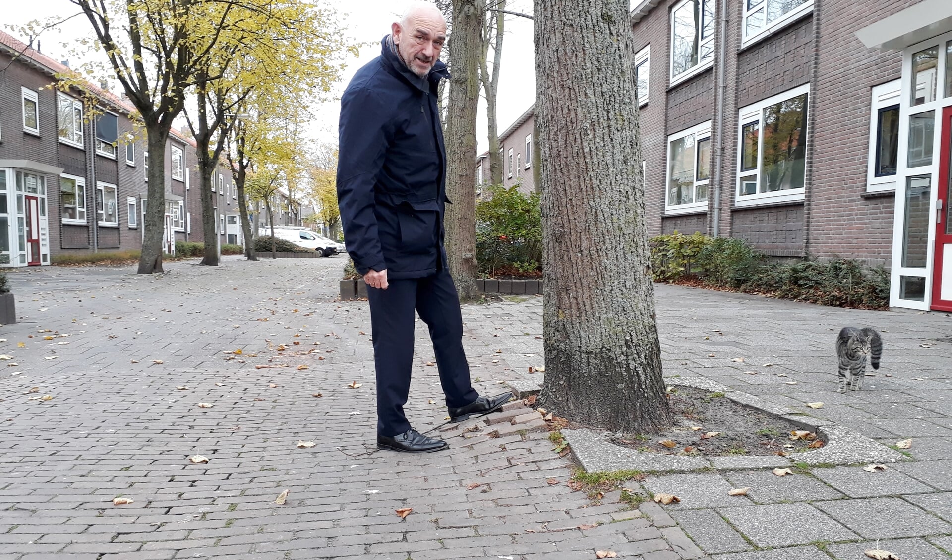 Wethouder Nagtegaal in 2018 over het wegenonderhoud in Katwijk. | Foto: archief/SKvD