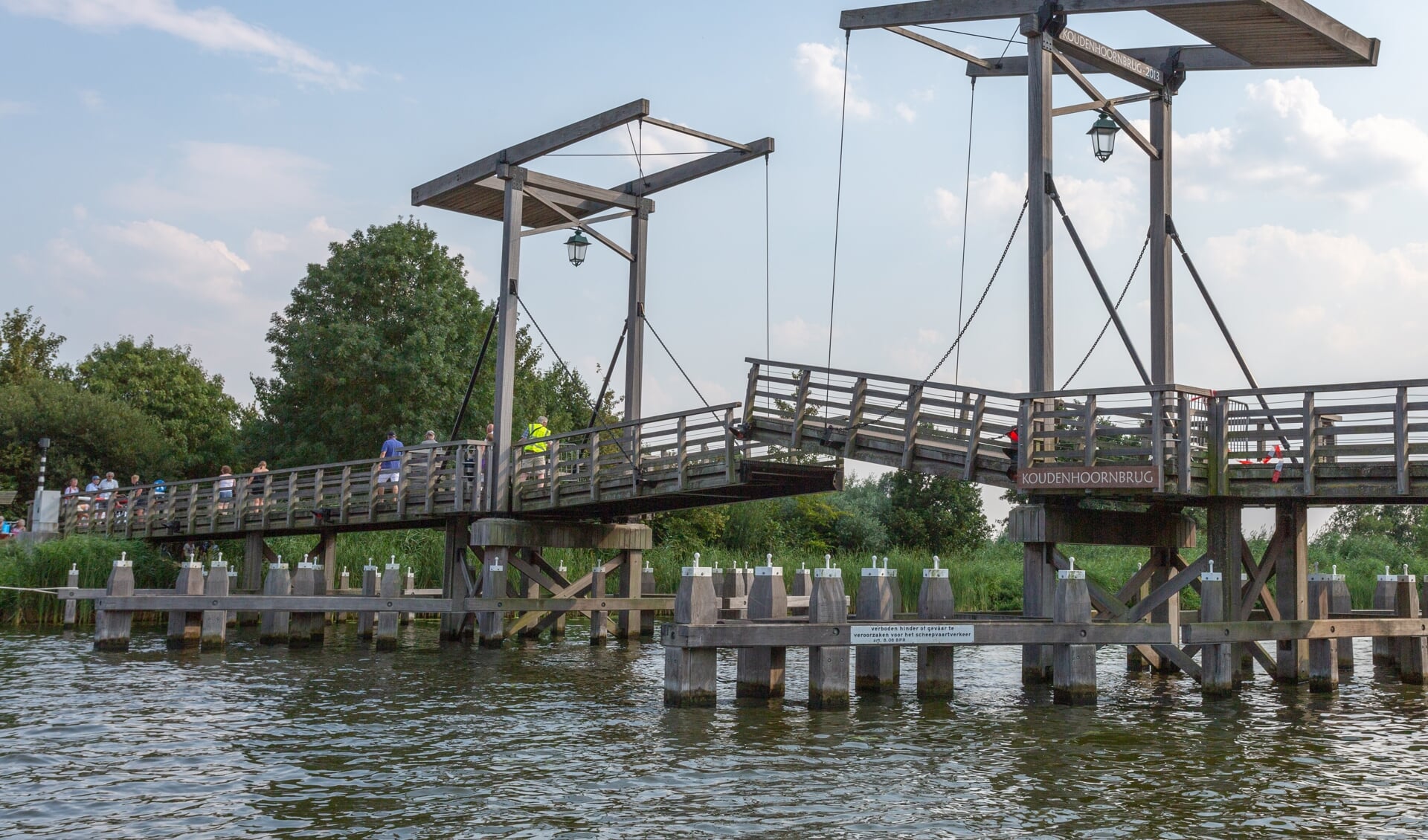 Door een explosie is een gat van 20 bij 20 centimeter in de Koudenhoornbrug ontstaan. Het gat is gedicht. Bezoekers van het eiland kunnen gewoon gebruik maken van de oversteek. 