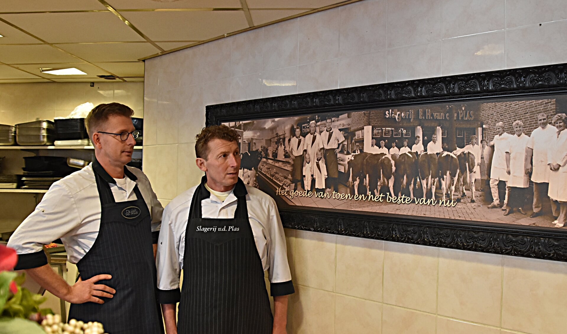 Bert en Jan van der Plas zetten noodgedwongen een punt achter hun slagerij in de Annastraat.