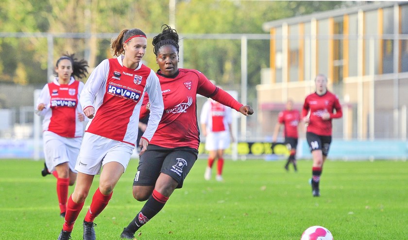 Romy Siera legt de gevaarlijke Lavinia Poku aan banden.