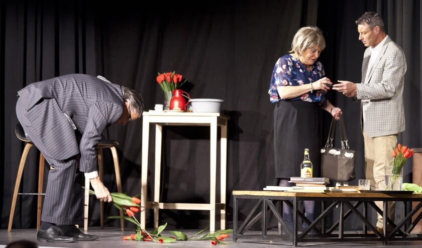 Toneelvereniging Cultuur Verheft speelt een voorstelling.
