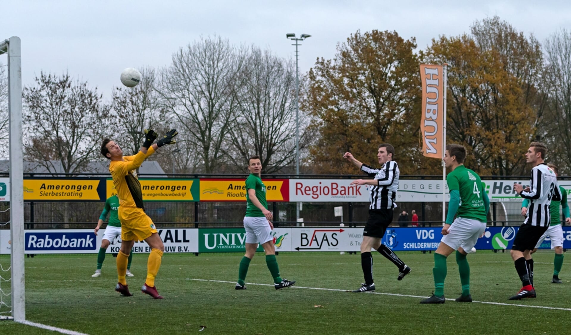 Tom Duindam ziet zijn schot over de keeper het doel in gaan. | Foto: Johanna Wever
