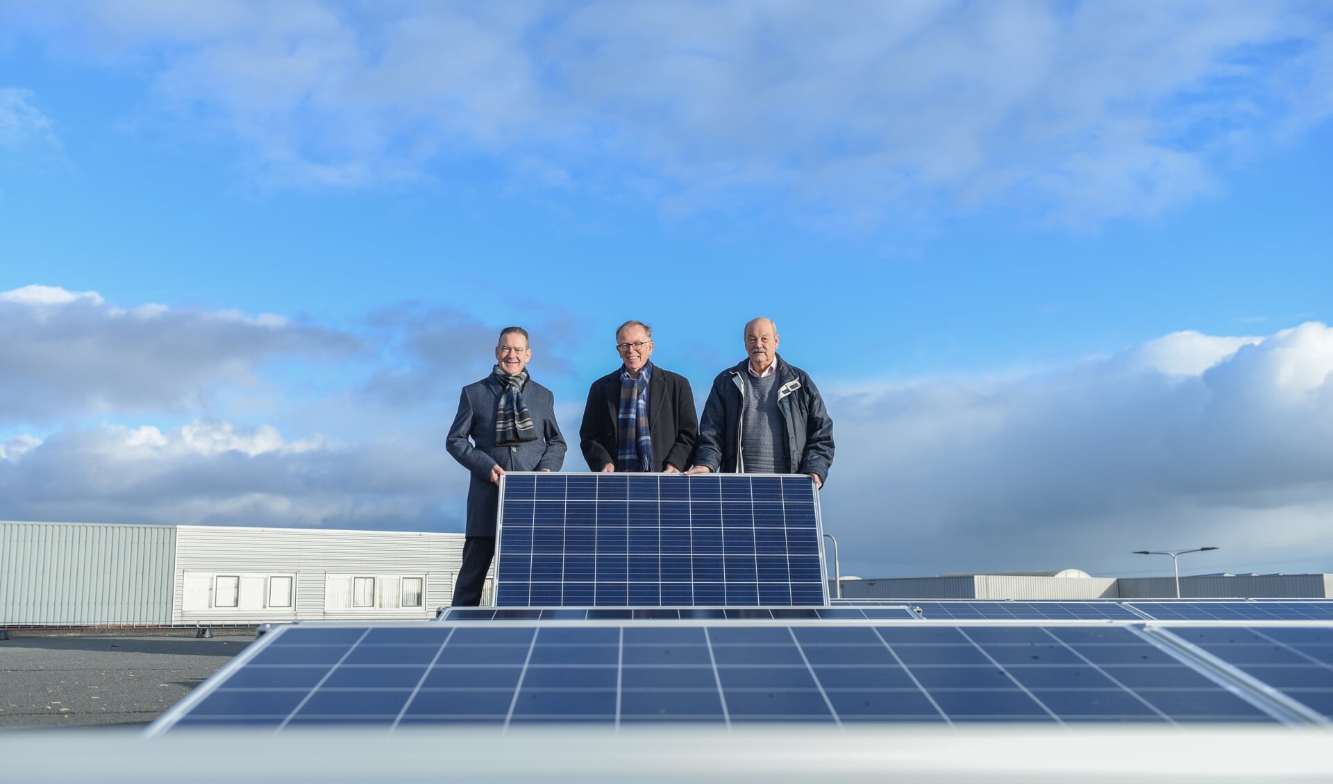 Wethouder Rob ten Boden, raadslid Gerben Dijkstra en raadslid Fons Welters op het dak van de gemeentewerf in Voorhout. | Foto: pr.