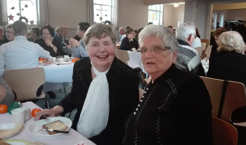 In totaal 90 mensen schuiven aan bij het kerstontbijt in de Havenkerk. | Foto: pr.