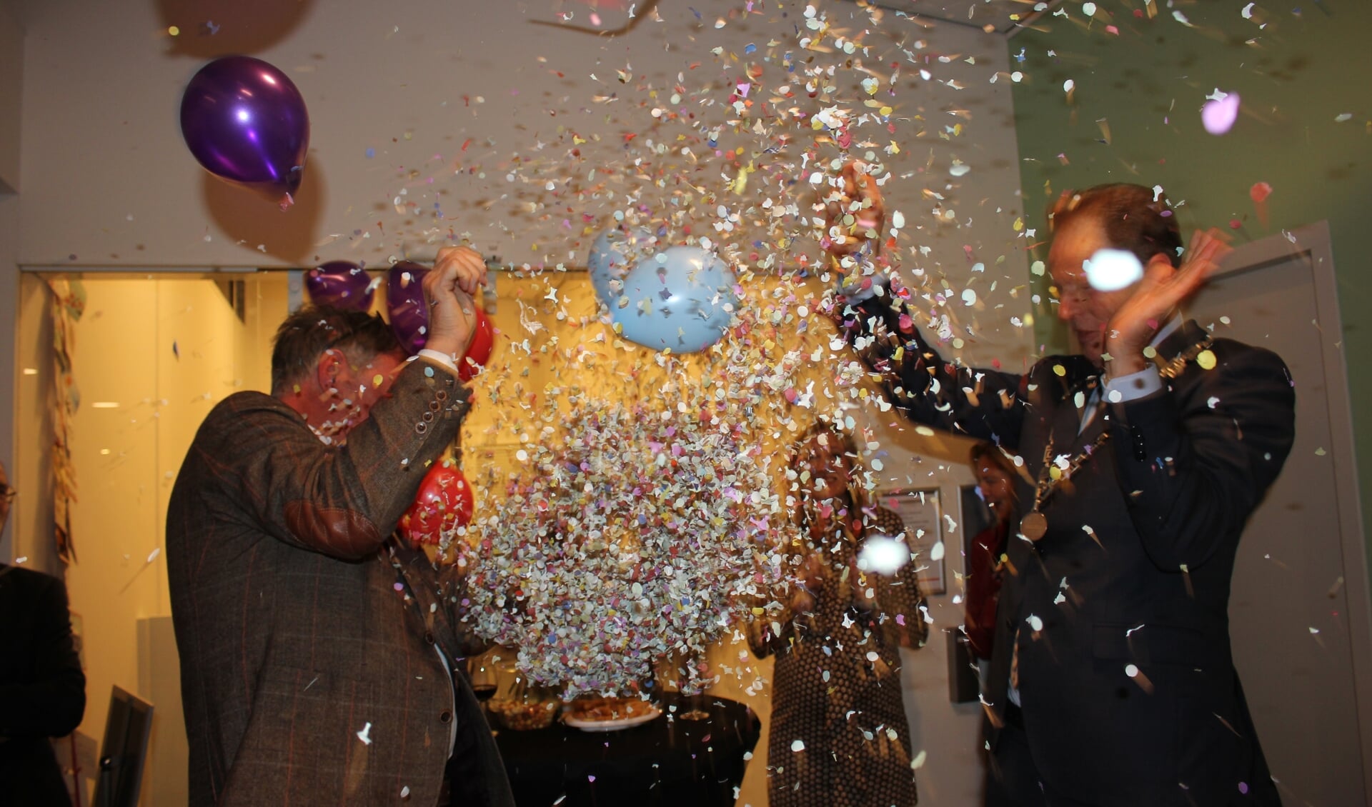Samen met huisarts Jos Mulders prikt de burgemeester de ballon kapot. | Foto en tekst: Annemiek Cornelissen.  