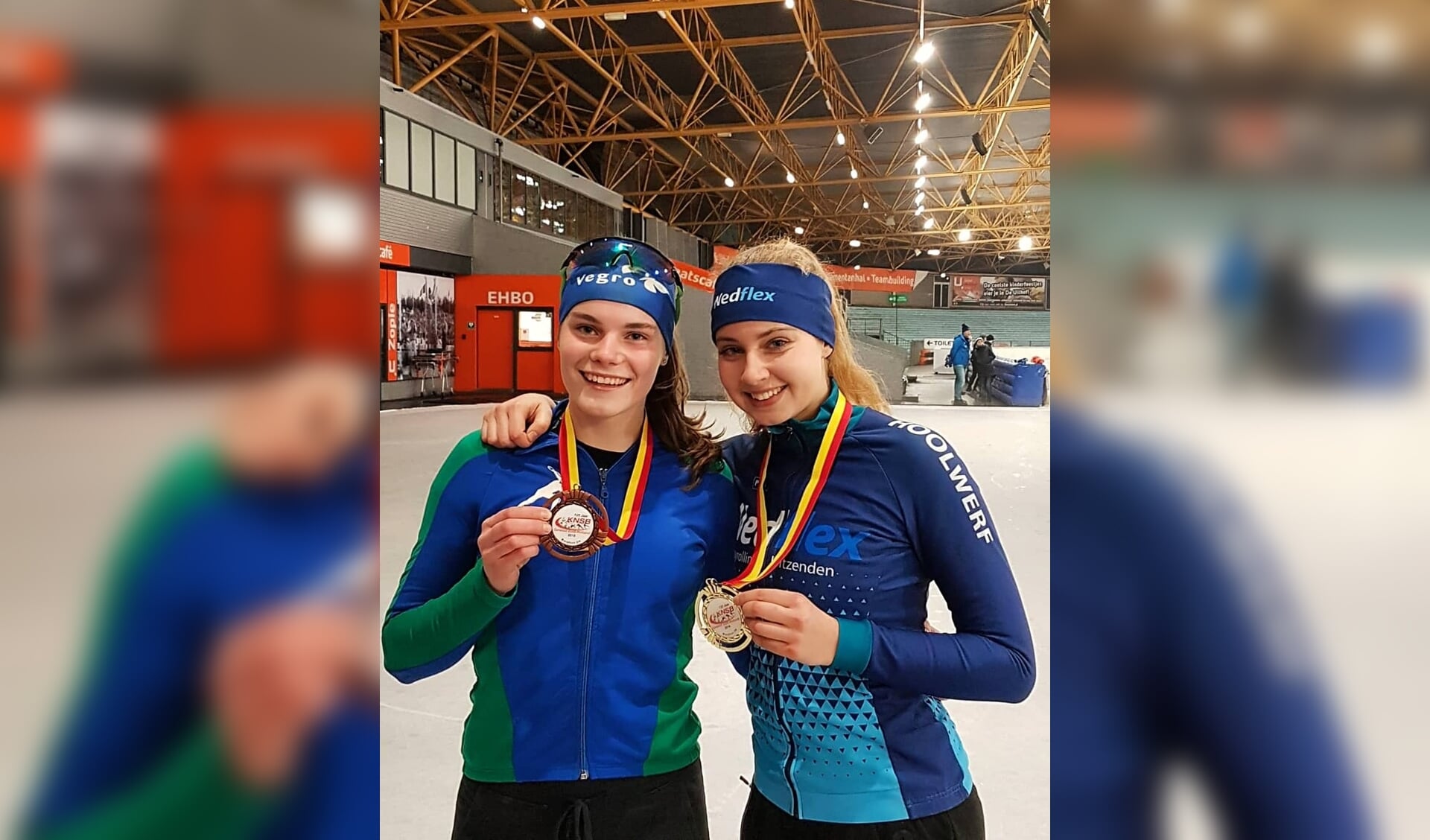 Rianne Heemskerk (brons) en Loesanne van der Geest (goud) zorgen voor twee medailles voor de Warmondse IJsclub. | Foto: pr.